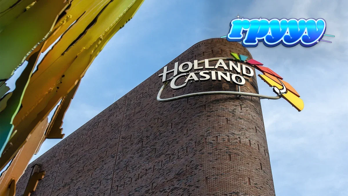 Logo Holland Casino Online dengan latar belakang kasino modern